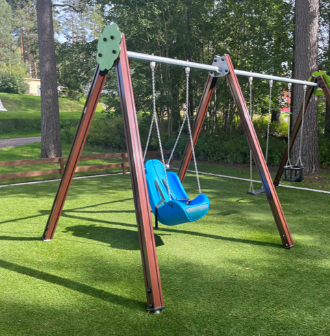 Tillgänglig gunga på lekplats